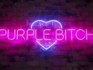 Cosplays flicka har först kön med en fläkt av purple samtal flicka