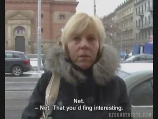 Tsjechisch milf geeft een hoofd voor een seksueel aroused penis